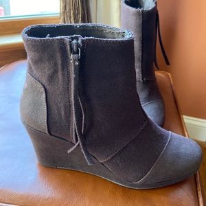 Tom’s wedge boots